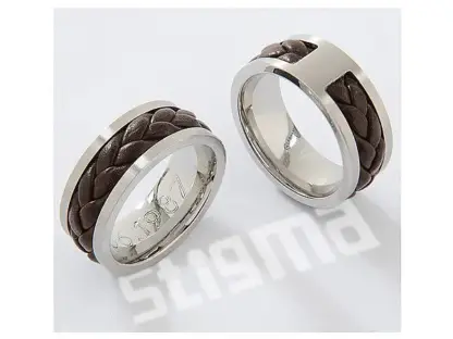 Hochfeiner Ring aus Edelstahl und echtem Leder*