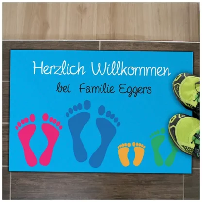 Fußmatte für Familie mit Füße und individuellem Wunschtext in blau*