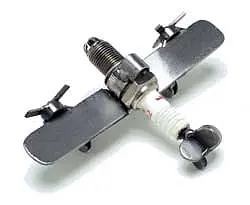 Modellflugzeug aus einer Zündkerze - Sparkfighter*